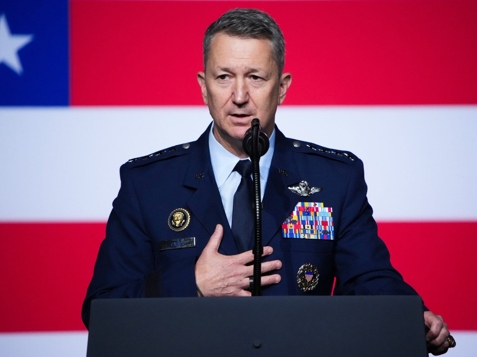 رئيس الأركان الأميركي يجري جولة استطلاعية بمروحية فوق غزة | أخبار