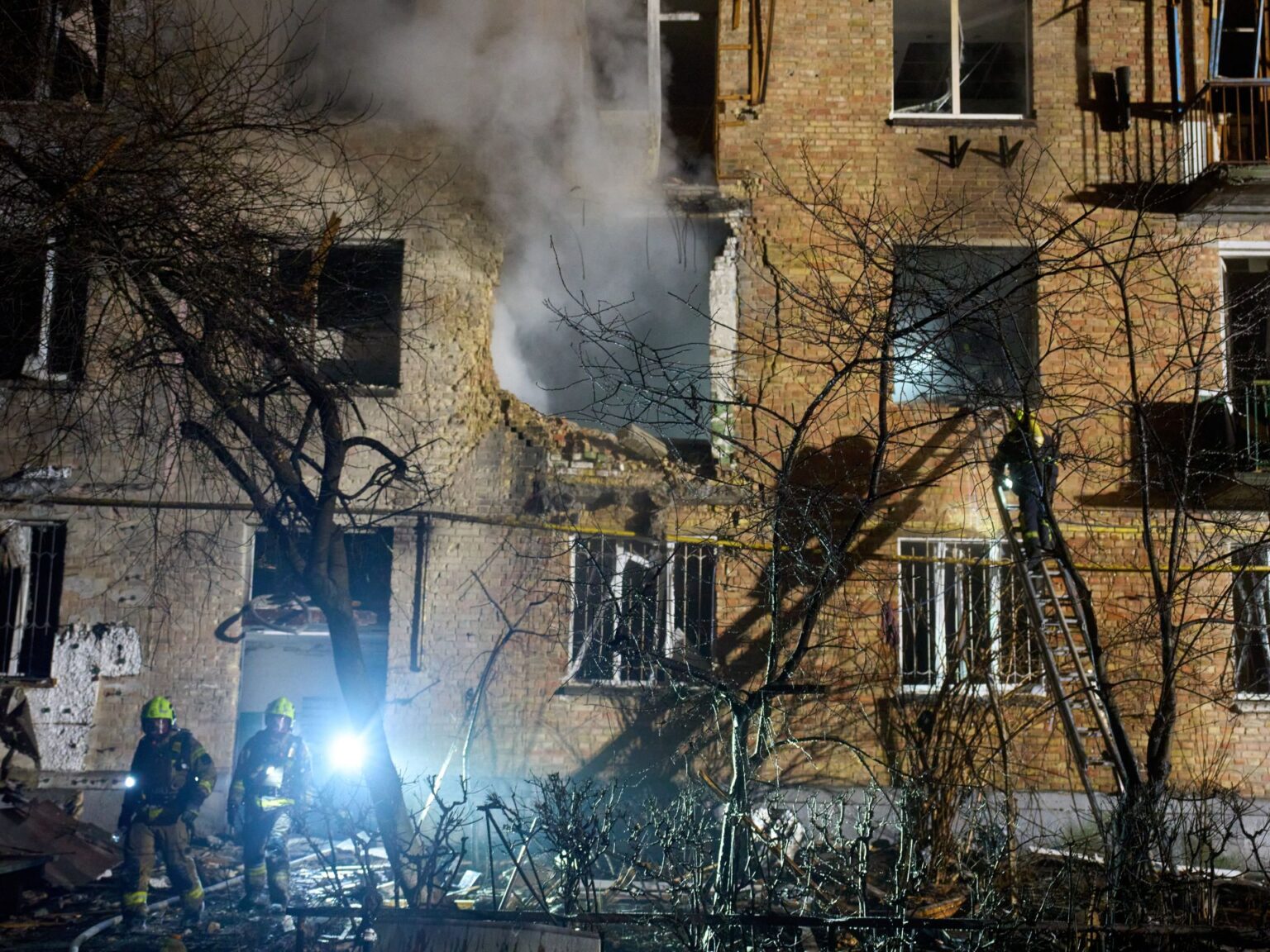 قتلى وجرحى وانقطاع واسع للكهرباء في هجوم روسي على كييف | أخبار