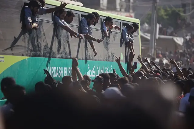 حافلات تحمل فلسطينيين أُطلق سراحهم من السجون الإسرائيلية بموجب اتفاق وقف إطلاق النار في غزة واتفاقية تبادل الأسرى مع الفصائل الفلسطينية تصل إلى مستشفى ناصر في خان يونس، قطاع غزة، في 13 أكتوبر/تشرين الأول 2025