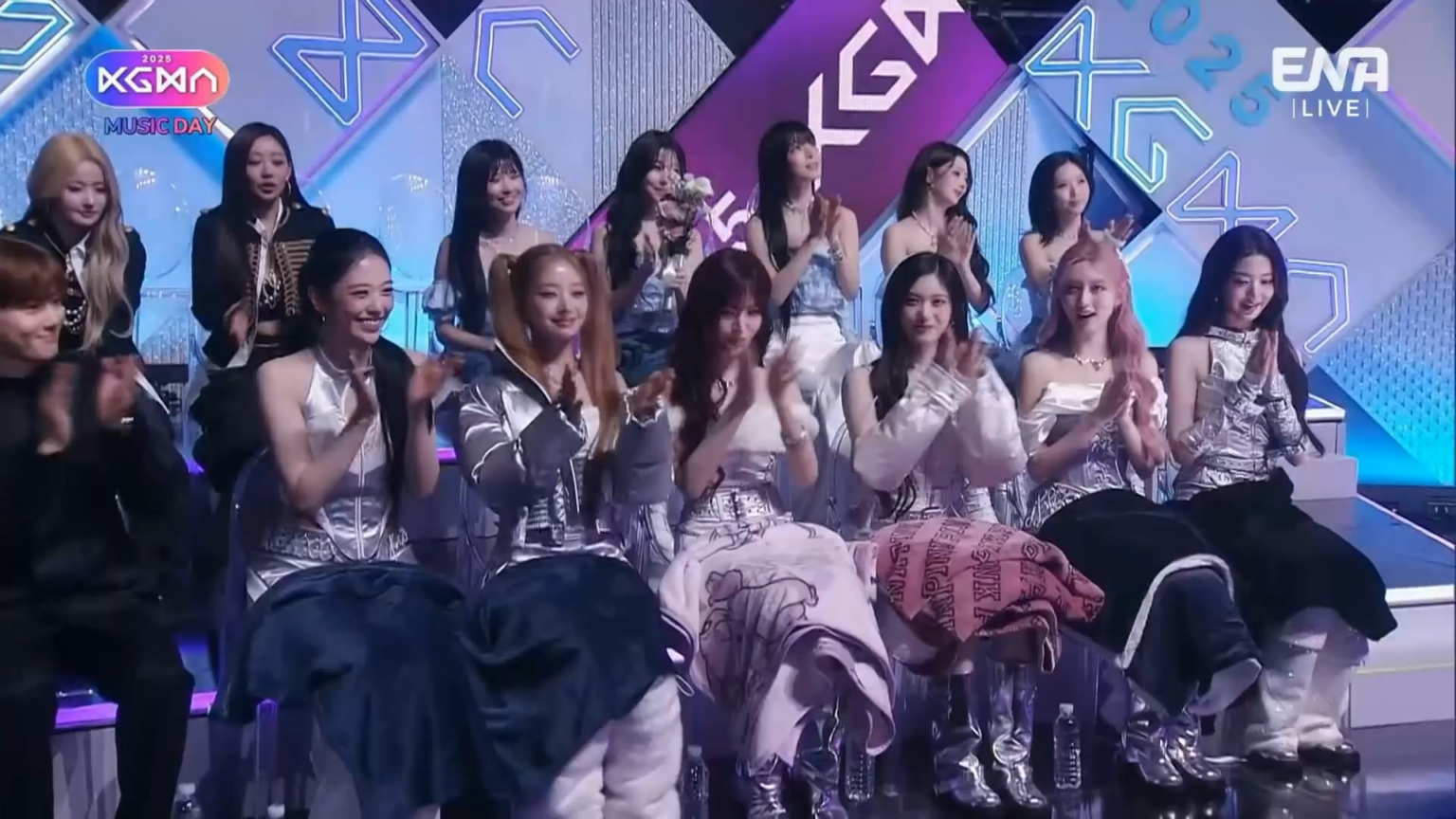 فرقة 251115 IVE فازت بجائزة "أفضل موسيقى 10" في حفل 2025 KGMA (جوائز الموسيقى الكورية الكبرى)