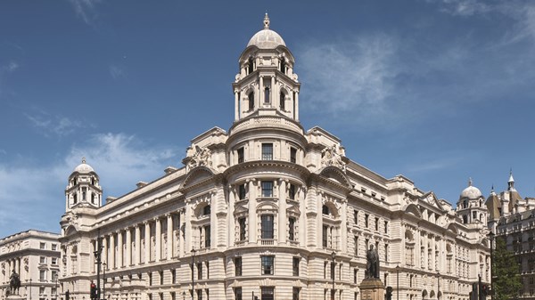 عمر عكار: نصمم لحظات تُبطئ الإيقاع وتعمّق التجربة