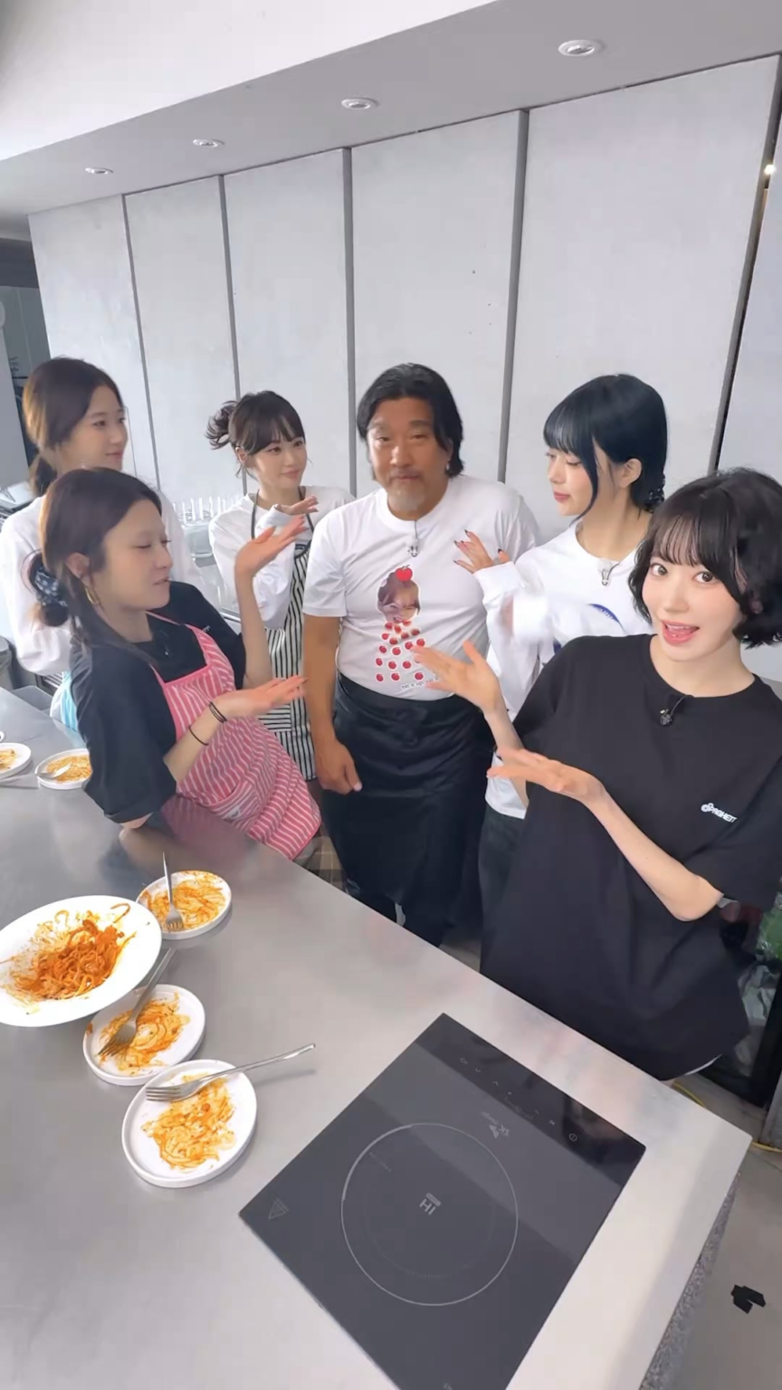 251104 تحديث LE SSERAFIM على TikTok (3) - تناول الطعام مع إدوارد لي 👨‍🍳🍝 (تحدي السباغيتي)