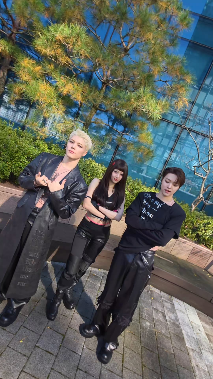 251102 تحديث LE SSERAFIM على TikTok مع Huh Yunjin - تناول الطعام مع &TEAM EJ وMaki 💫🍝 (تحدي السباغيتي)