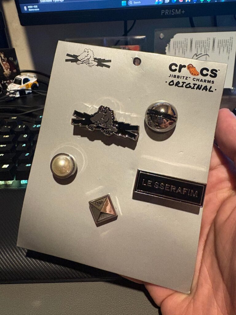 أخيرًا حصلت على LE SSERAFIM jibbitz من كروكس ❤️