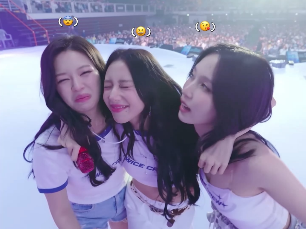 251121 - جونغيون وتشايونغ ومينا يتظاهرون بعدم الإعجاب بالقبلات