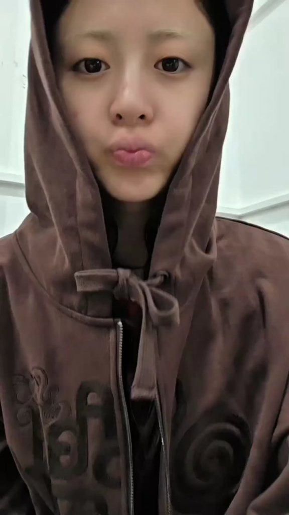 251101 LE SSERAFIM تحديث TikTok مع Huh Yunjin (2) - 🍝 تم فتح الانتقال