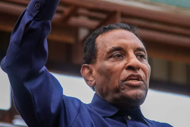 رئيس الوزراء السوداني كامل إدريس، يخاطب الناس والمقاتلين الذين يدعمون الجيش السوداني الذين جاءوا لتشجيعه، خلال زيارة في أم درمان في 19 يوليو/تموز 2025.