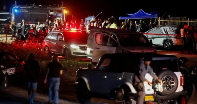 شنت القوات الإسرائيلية عملية بحث استمرت لساعات عن المُدعية العسكرية المستقيلة، يفعات تومر-يروشالمي عندما اختفت يوم الأحد، وتظهر الصورة سيارت شرطة وضباط ومارة أثناء في الليل ، أثناء  البحث عن المُدعية العسكرية المستقيلة.