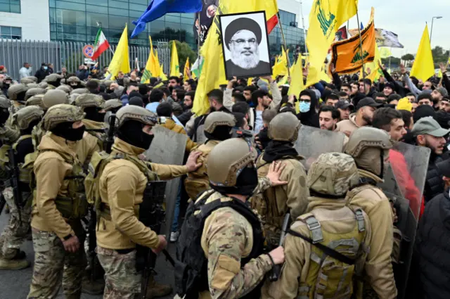 تكليف الجيش بنزع سلاح حزب الله يشعل انقساماً سياسياً حاداً وانسحاباً للوزراء الشيعة من الحكومة.