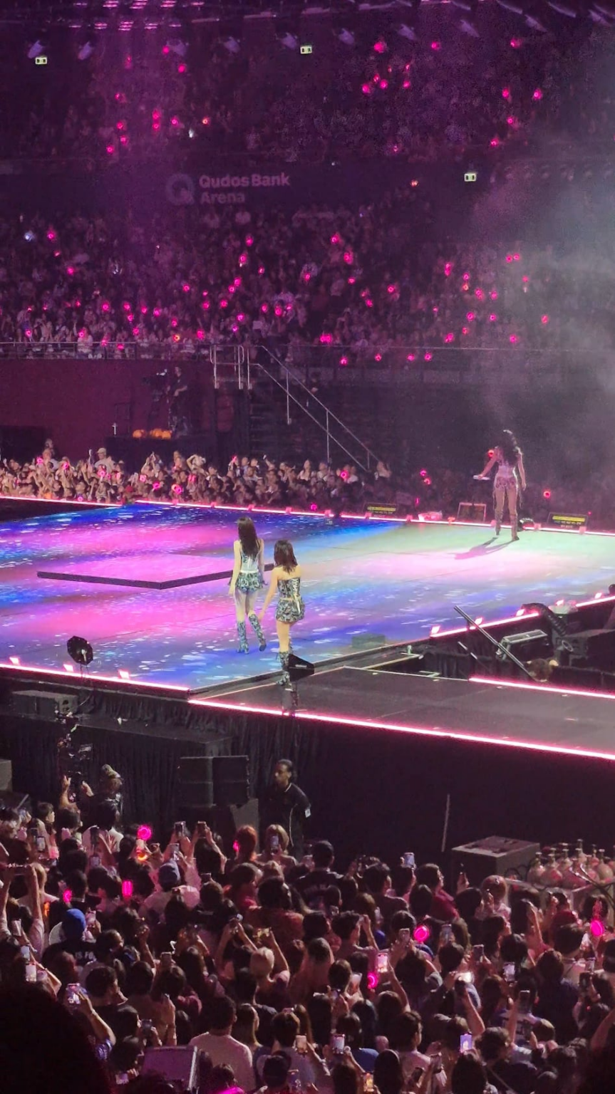 رقصة نايون لجونغيون متبوعة بجونغيون وهي تعض يد تزويو، قد يكون هذا أحد مقاطع الفيديو المفضلة لدي التي سجلتها من عرض سيدني الأول 😭