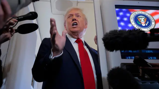 الرئيس الأمريكي دونالد ترامب يتحدث إلى الصحفيين على متن طائرة الرئاسة في طريقه إلى إسرائيل في 12 أكتوبر/تشرين الأول 2025.