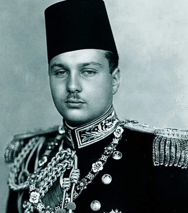 صورة فوتوغرافية لفاروق الأول ملك مصر. ويرتدي الملك فاروق زياً ملكياً وطربوشاً.