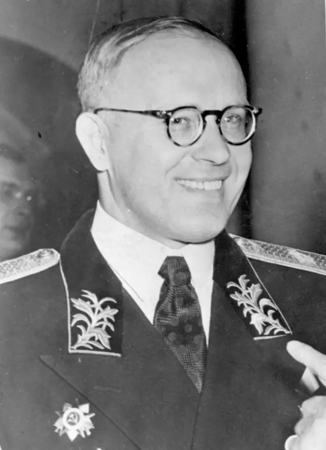 صورة  تعود لعام 1946 للسفير نيكولاى نوفيكوف ،أول سفير لروسيا فى القاهرة. ويظهر نوفيكوف في الصورة مرتدياً زياً عسكرياً ونظارة طبية.