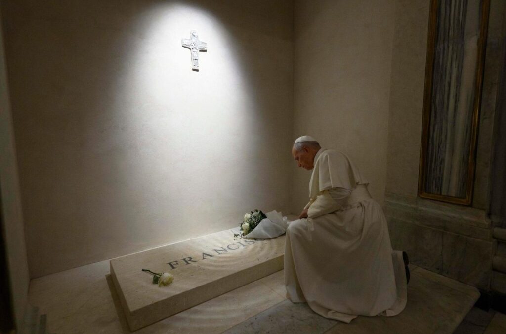 لاون الرابع عشر يزور ضريح البابا فرنسيس في بازيليك القديسة مريم الكبرى – Vatican News لاون الرابع عشر يزور ضريح البابا فرنسيس في بازيليك القديسة مريم الكبرى - Vatican News