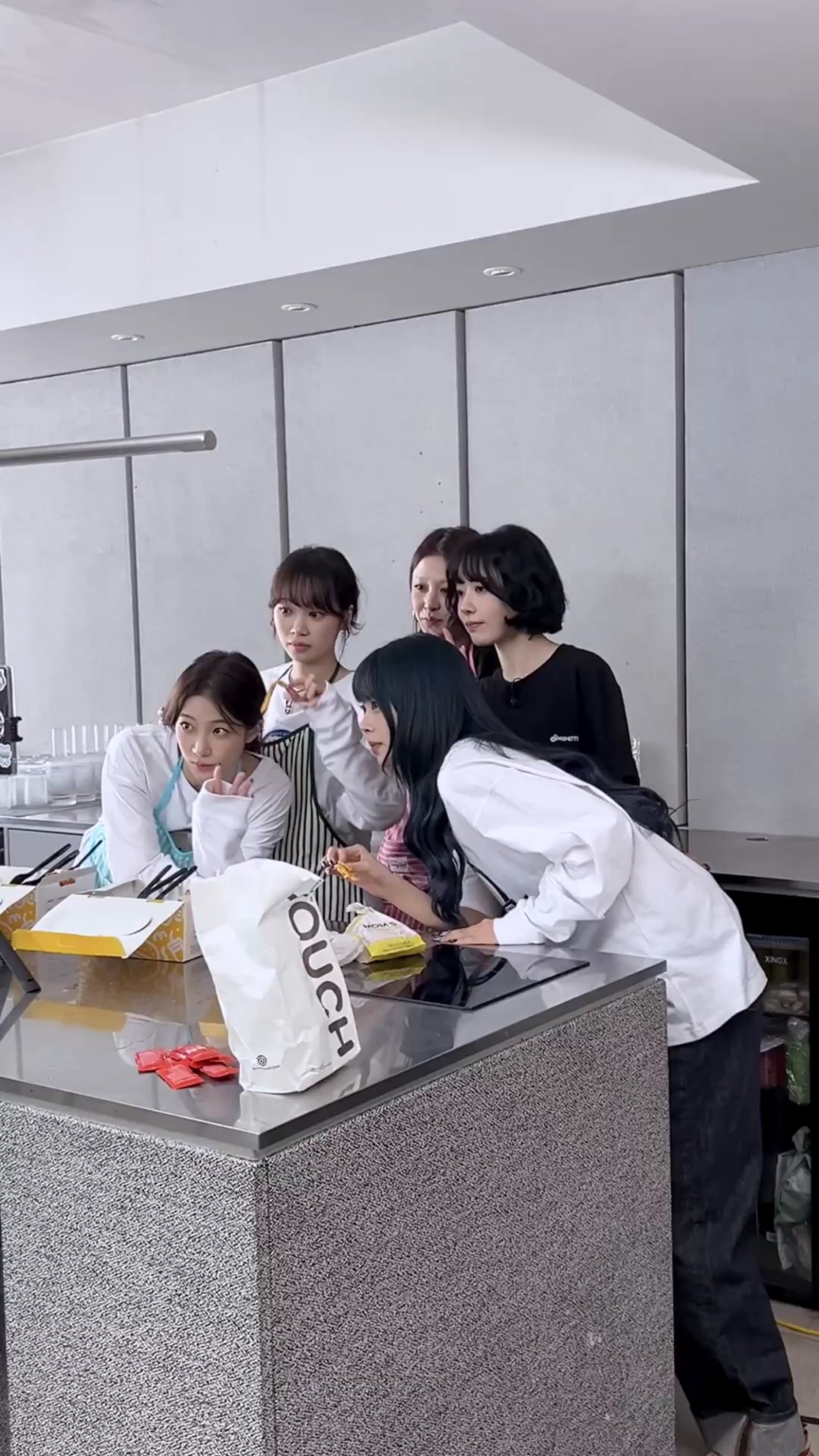 2511103 LE s تحديث سيرافيم تيكتوك (الفذ. الشيف إدوارد لي) - الشيف إدوارد لي) - الشيف إدوارد لي) -