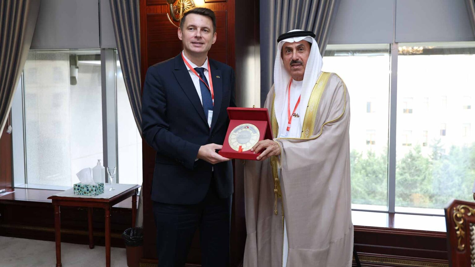 صقر غباش يلتقي رئيسي الشيوخ الروماني والشيوخ الباكستاني