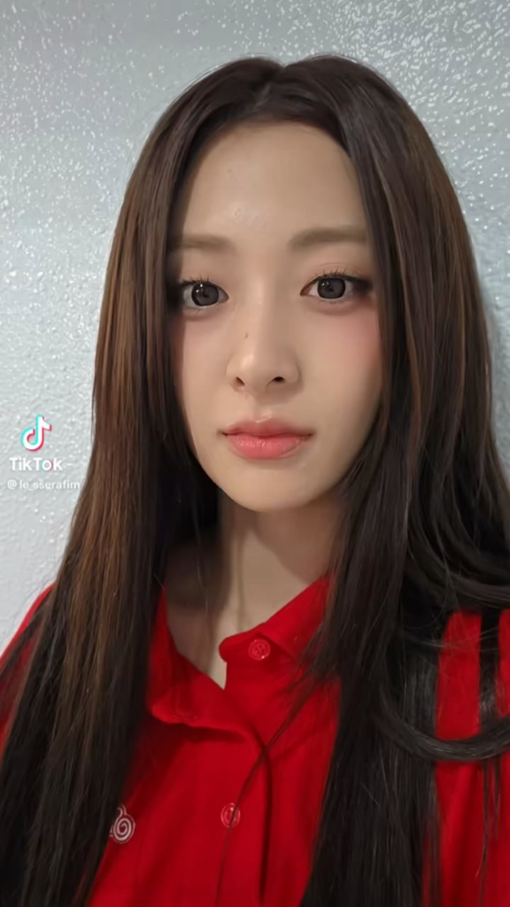 251112 تحديث LE SSERAFIM على TikTok مع Huh Yunjin ft. LE SSERAFIM - حصلت على الصلصة 〰️