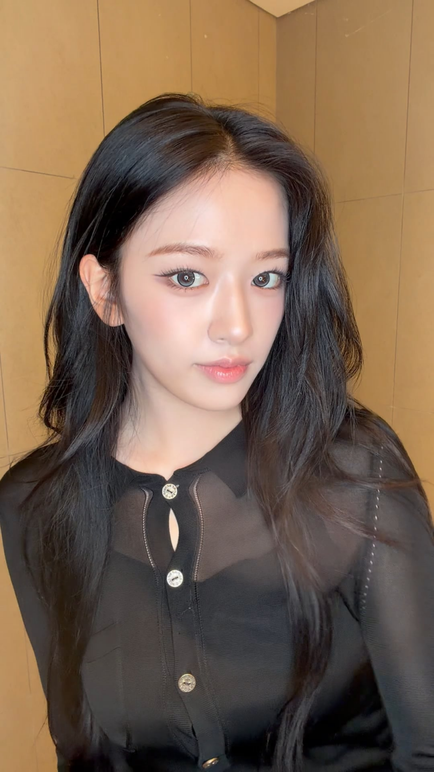 251103 تحديث التيك توك الرسمي لـ IVE مع يوجين - 🥀🖤