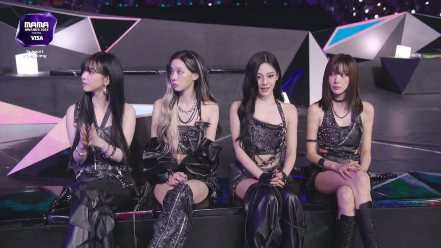251129 aespa تفوز بجائزة "أفضل فرقة نسائية" في حفل توزيع جوائز MAMA لعام 2025
