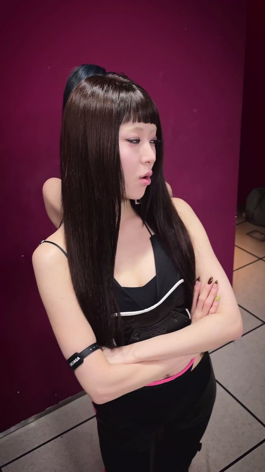 251103 تحديث LE SSERAFIM على TikTok مع Huh Yunjin وHong Eunchae - ما الذي يحدث؟