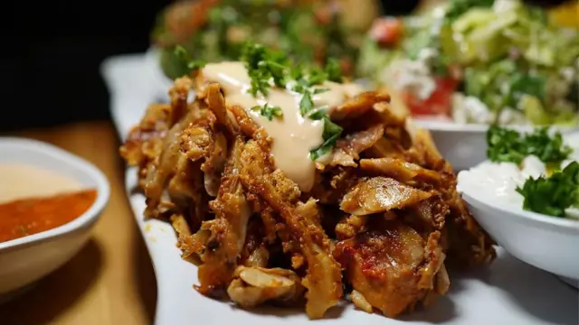 يشتهر مطعم "زيارة" بأطباق لحم الضأن والشاورما والفلافل