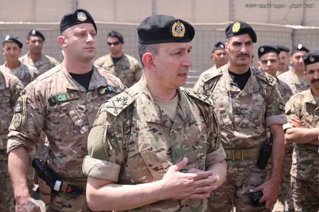 صورة أرشيفية لقائد الجيش في وقت تدخل فيه العلاقة مع واشنطن مرحلة توتر علني بسبب ملف سلاح حزب الله.