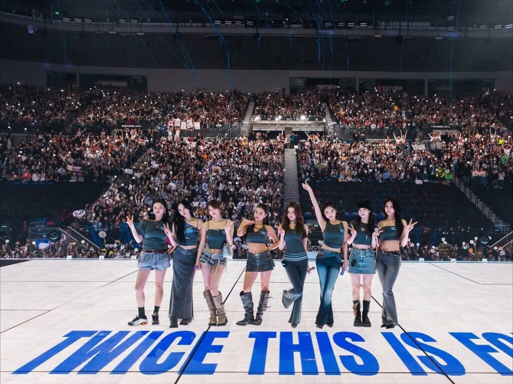 251109 تحديث الانستقرام - مرتين  جولة عالمية في ملبورن - اليوم الأول - الكثير من الدفء من ملبورن ذات مرة - لا أستطيع الانتظار حتى أشعر به مرة أخرى غدًا 🫶🏻🍓