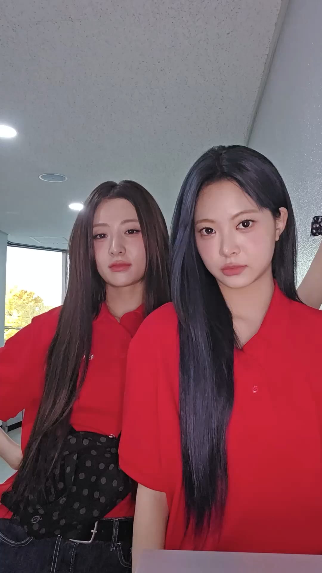 [LE SSERAFIM] 251113 تحديث LE SSERAFIM على TikTok مع Huh Yunjin وHong ...