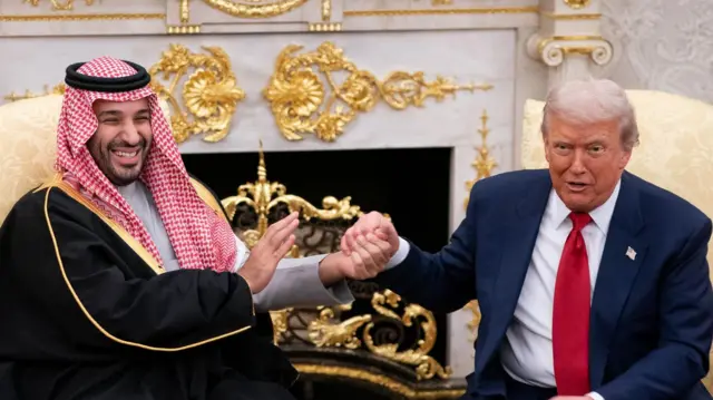 الرئيس الأمريكي دونالد ترامب (على اليمين) ومحمد بن سلمان، ولي العهد السعودي، خلال اجتماع في المكتب البيضاوي بالبيت الأبيض في واشنطن العاصمة، الولايات المتحدة، يوم الثلاثاء 18 نوفمبر/تشرين الثاني 2025. 