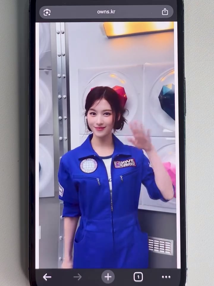 251101 تحديث JYPShop_Official على الانستقرام - لقاء معجبين توايس لعام 2025 [10VE UNIVERSE] البضائع الرسمية - في اللحظة التي تلتقط فيها بطاقة QR حقيقية تعمل باللمس، يظهر توأم متحرك أمام عيني. 🪄⌒♡．.