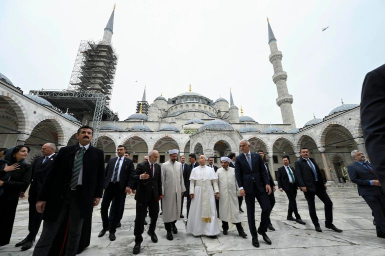 epa12556535 A handout picture provided by the Vatican Media shows Pope Leo XIV (C) during a visit to the Sultan Ahmed Mosque (The Blue Mosque) in Istanbul, Turkey, 29 November 2025. Pope Leo XIV is on his first apostolic journey outside Italy since his election as pontiff, visiting Turkey and Lebanon from 27 November to 02 December. EPA/VATICAN MEDIA HANDOUT HANDOUT EDITORIAL USE ONLY/NO SALES