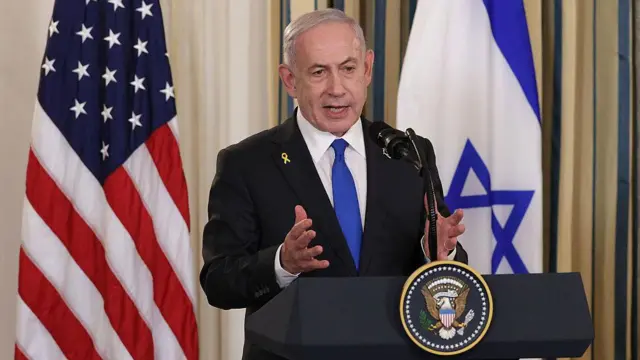 رئيس الوزراء الإسرائيلي بنيامين نتنياهو يلقي كلمة خلال مؤتمر صحفي مشترك مع الرئيس الأمريكي دونالد ترامب في البيت الأبيض، يوم 29 سبتمبر/أيلول 2025
