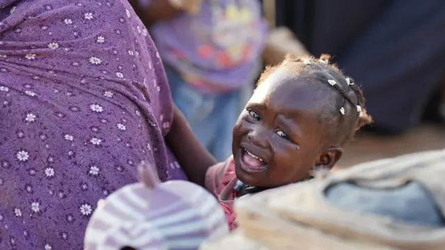 الأطفال بحاجة ماسة إلى الطعام والشراب بعد رحلة نزوح قاسية