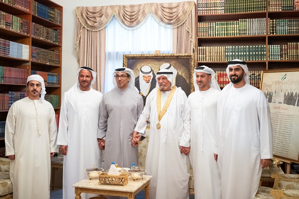 منصور بن زايد يكرم أحمد خليفة السويدي بوسام الإمارات للثقافة والإبداع