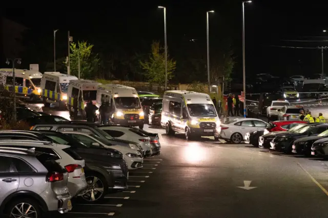 سيارات للشرطة وأخرى للإسعاف متوقفة في محطة هانتينغدون بعد حادثة طعن على قطار
