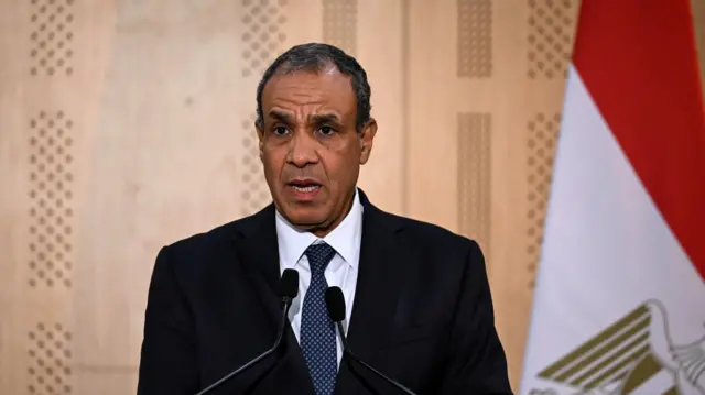 حضر وزير الخارجية المصري بدر عبد العاطي مؤتمراً صحفياً مشتركاً مع رئيس الوزراء ووزير الخارجية القطري محمد بن عبد الرحمن بن جاسم آل ثاني (غير مصور) بعد لقائهما في مقر مجلس الوزراء بمدينة العلمين الجديدة، مصر، 28 أغسطس/آب 2025.