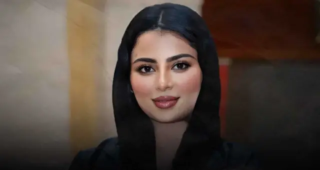 خنساء مجاهد شابة حنطية البشرة شعرها أسود اللون ترتدي على رأسها وشاحاً أسود.