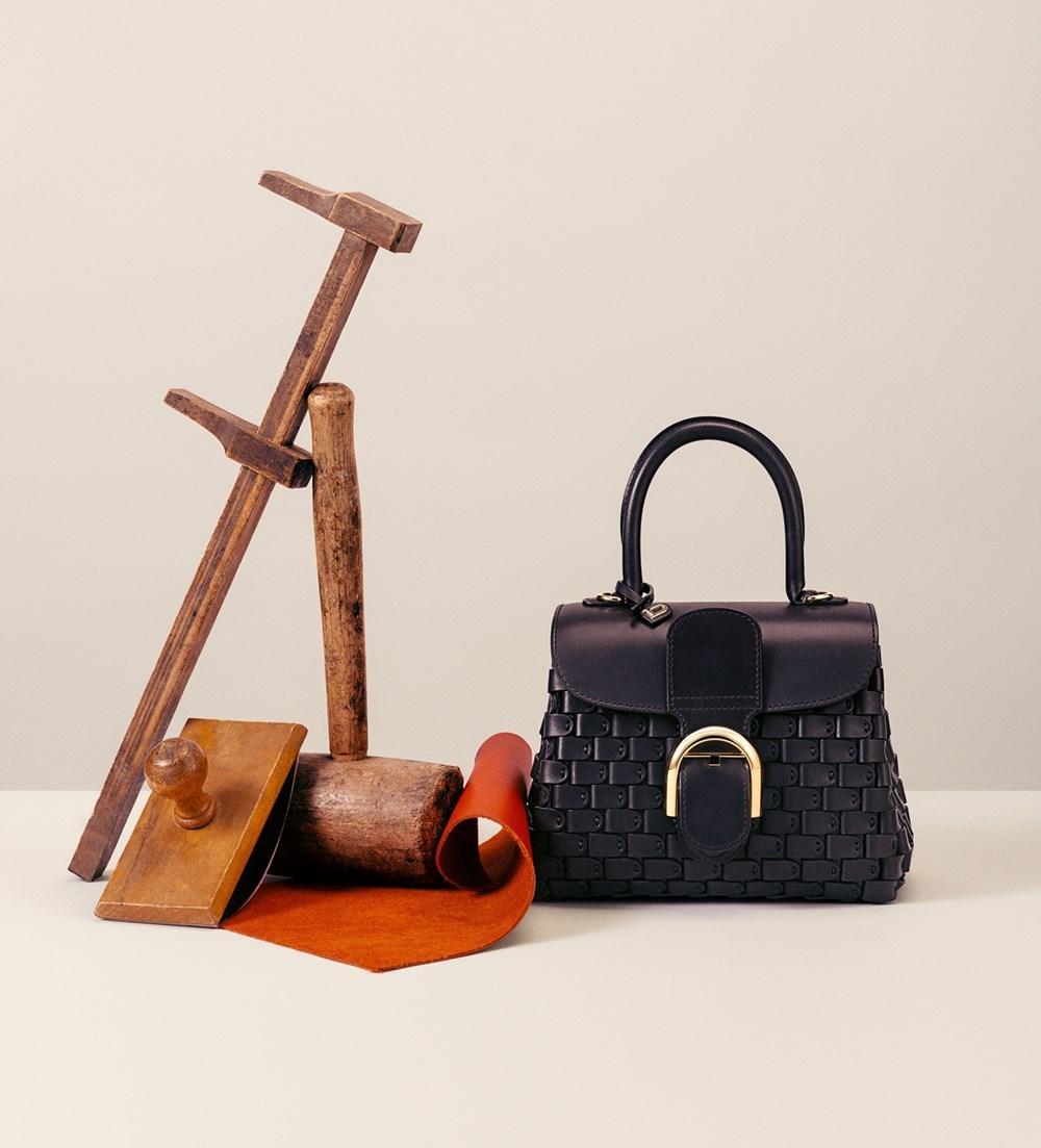 «Delvaux» تحتفي بسحر التفاصيل وأناقة الحرفة