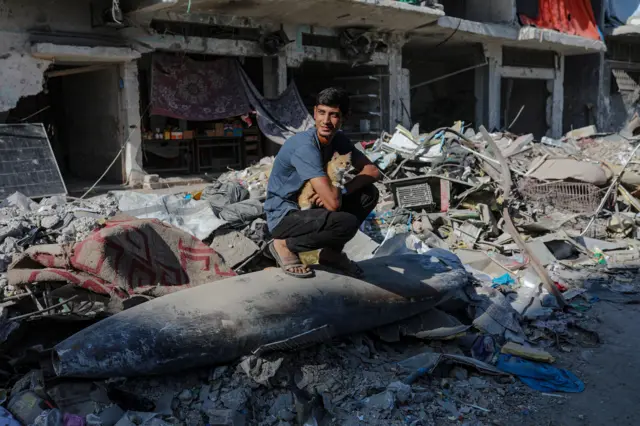 صاروخ إسرائيلي مُلقى على الأنقاض في وسط شارع بجوار منازل مُدمرة في مدينة غزة، قطاع غزة، 30 أكتوبر/تشرين الأول 2025