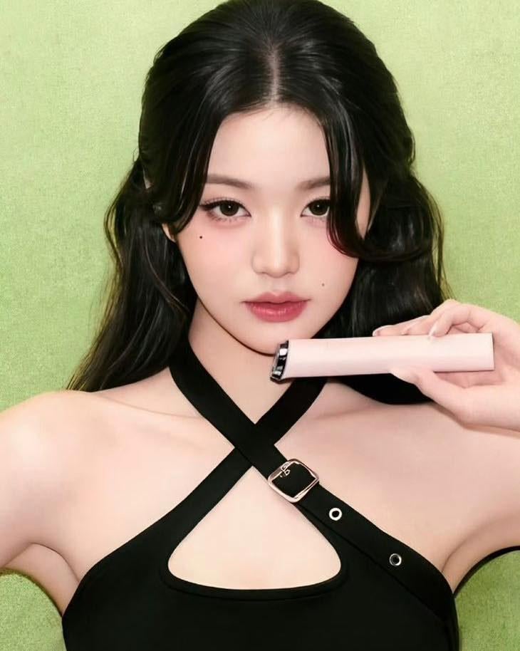 251112 تأثير Wonyoung حقيقي، الشركة الأم لـ Medicube حققت قيمة APR بقيمة سوقية مذهلة بلغت 10 تريليون وون، وتم اعتماد Wonyoung كقوة دافعة وراء تقييم APR بقيمة 10 تريليون وون، وهذا هو السبب وراء رغبة كل علامة تجارية فيها