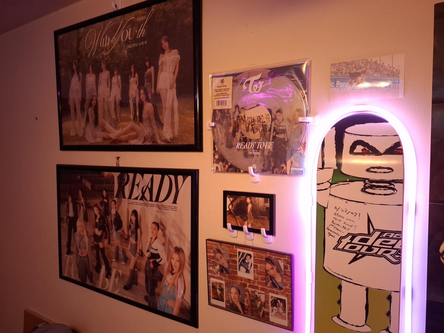 علقت فينيل Twice RTB الخاص بي!