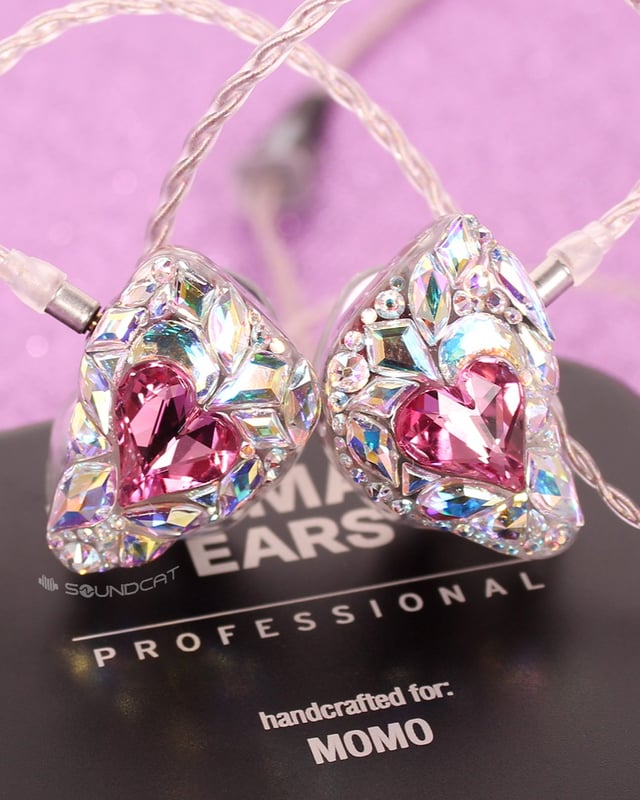 251113 تحديث معرض Soundcat المخصص على Instagram - شاشات TWICE MOMO المخصصة داخل الأذن - حجر قلب وردي جميل وساحر على طبق مملوء بأحجار AB ~~! 💗✨