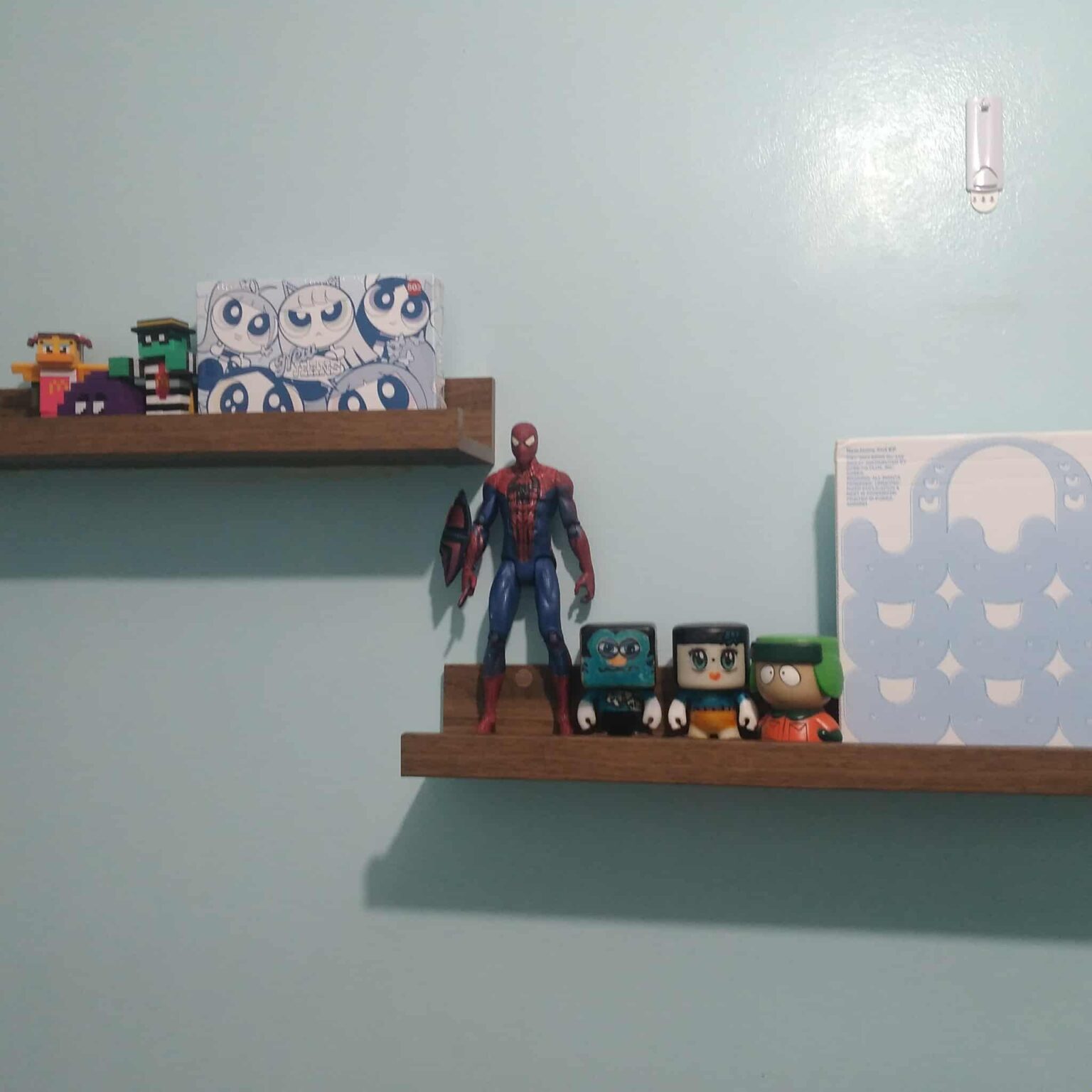 ألبومات NewJeans الخاصة بي حتى الآن (ملاحظة، هل من الذكاء وضعها على هذه الرفوف؟)