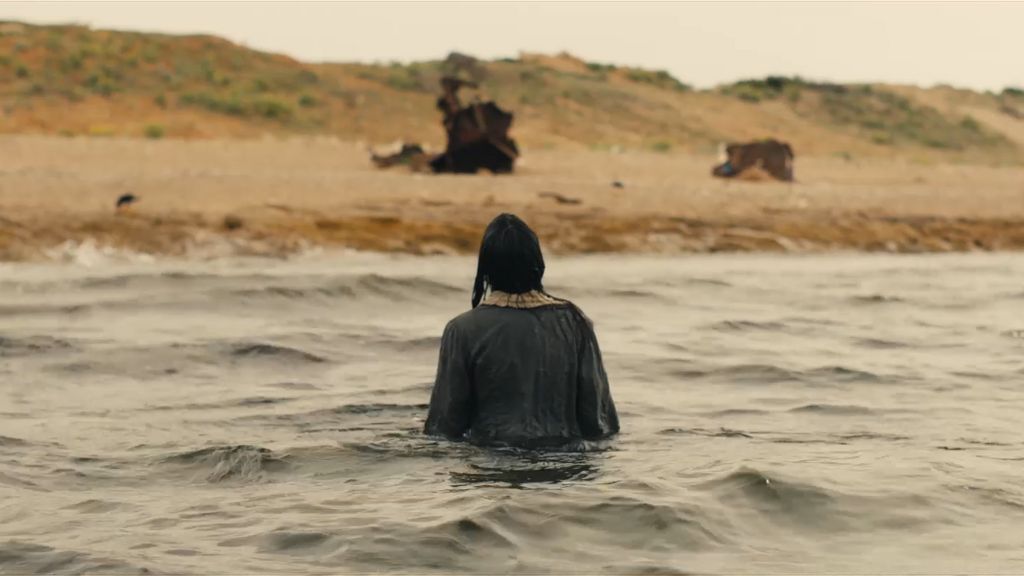 “آڤورا”:ثلاثة رابعهم كلبهم "آڤورا":ثلاثة رابعهم كلبهم