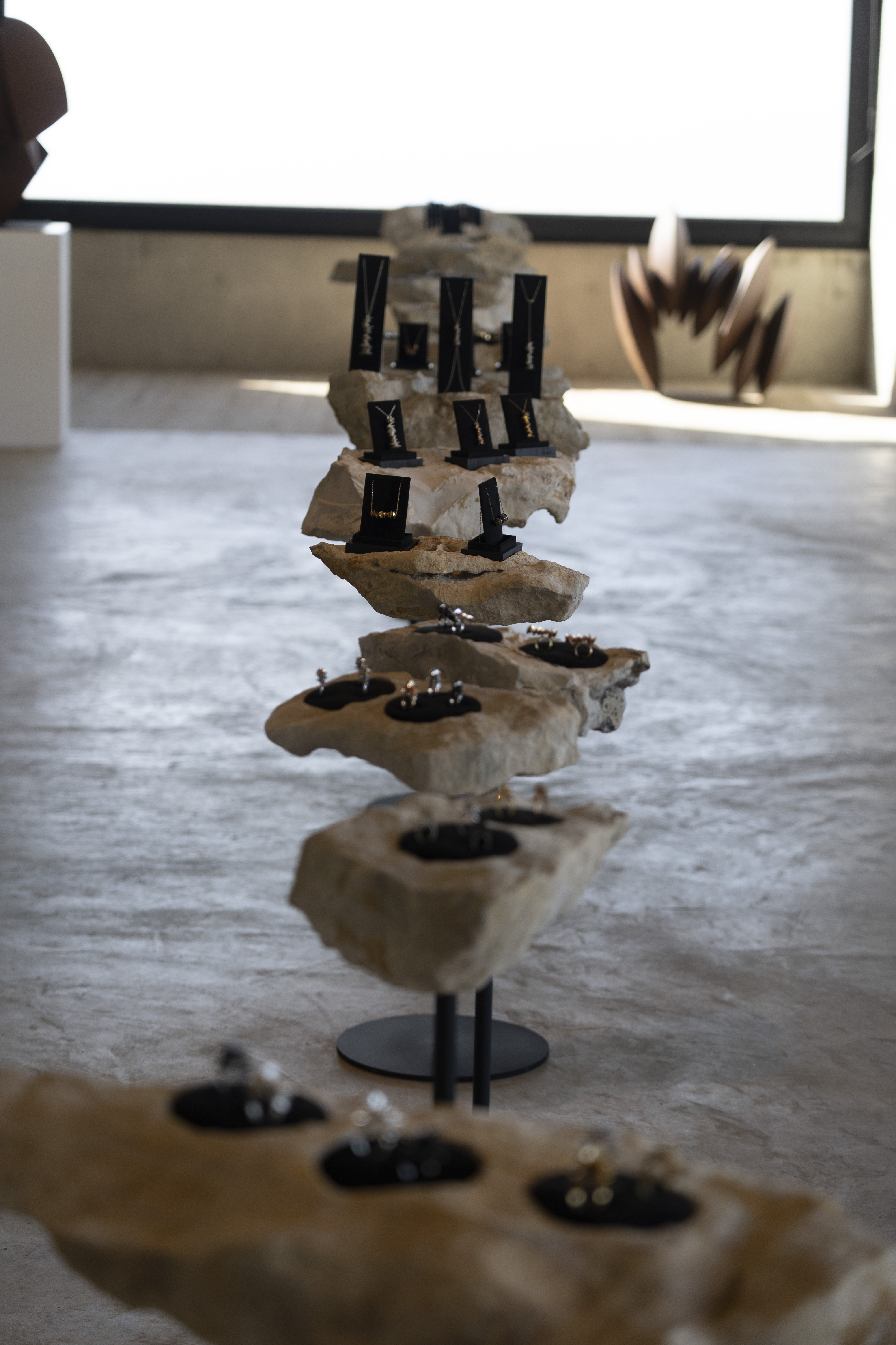 مجموعة نيزك للفنانة اللبنانية شانا بصبوص (بعدسة فرانسيسكا ماتا).