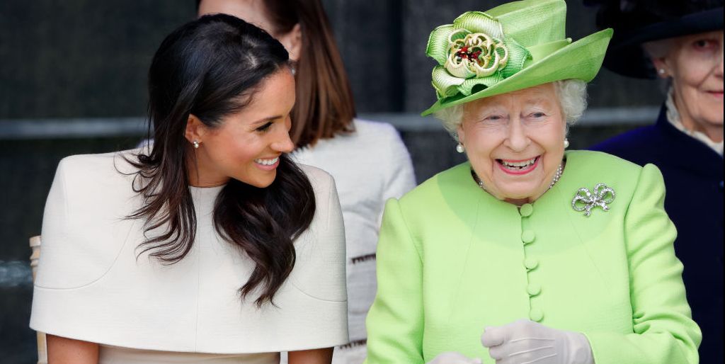 ميغان ماركل الى جانب الملكة الراحلة اليزابيث الثانية (انترنت)