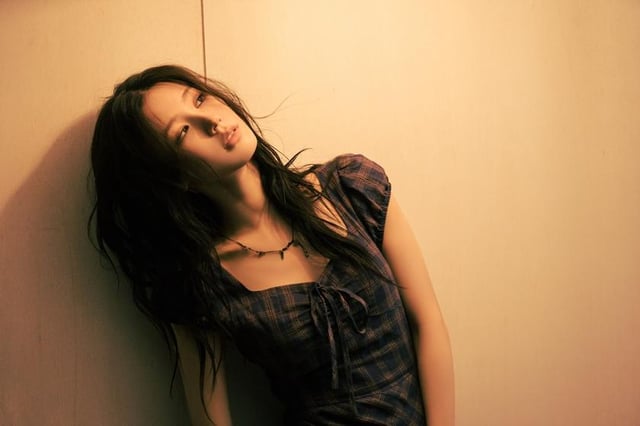 251103 مييون أثناء تصوير الفيديو الموسيقي لأغنية Say My Name وReno (مجلة Genie)