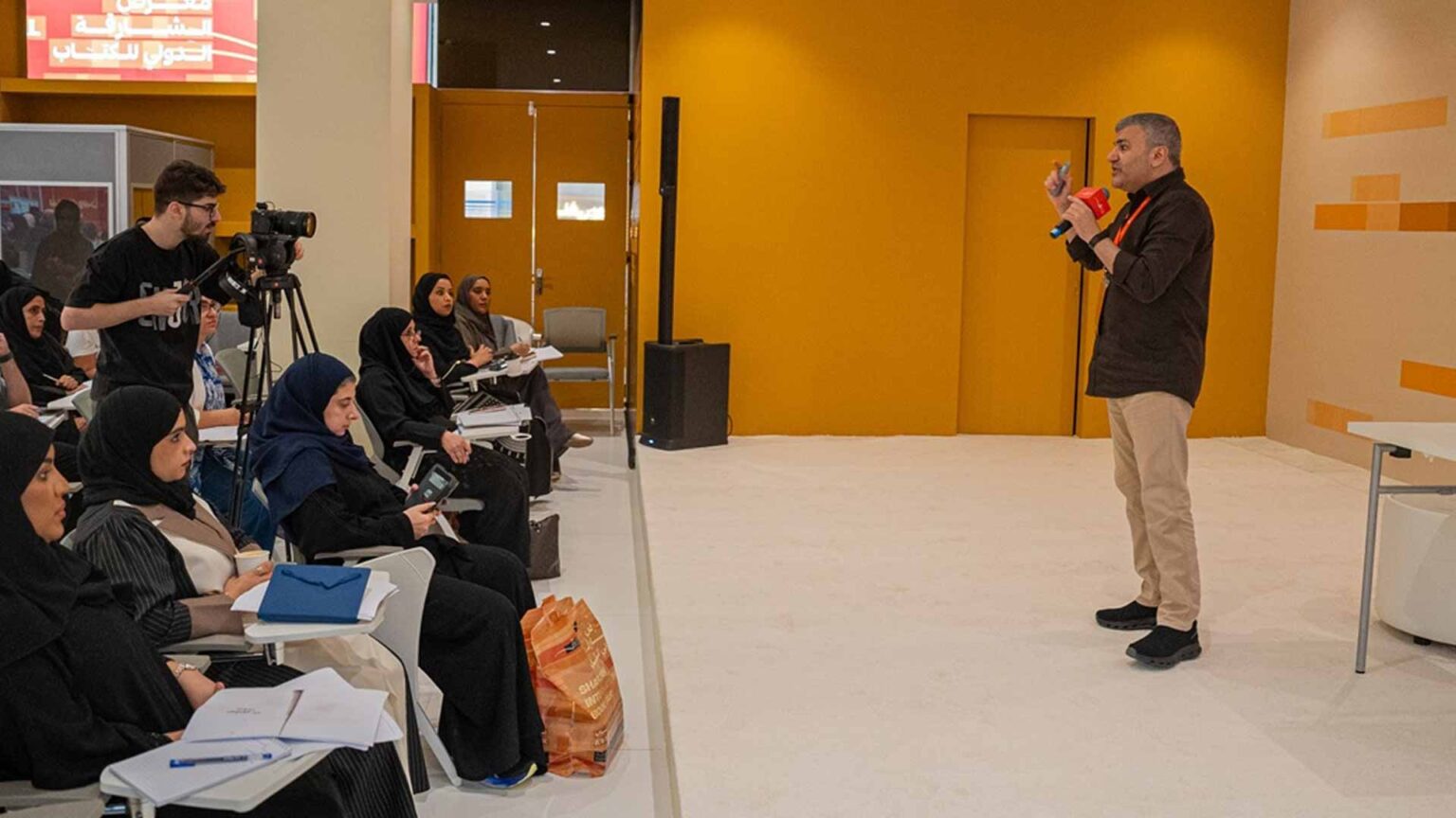 الشارقة الدولي للكتاب يمنح الموهوبين أسرار كتابة الرواية والقصة الشارقة الدولي للكتاب يمنح الموهوبين أسرار كتابة الرواية والقصة