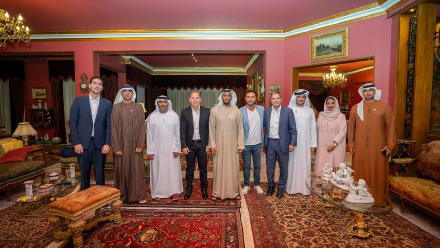 عبدالله آل حامد يزور الفنان عادل إمام في منزله بالجيزة المصرية عبدالله آل حامد يزور الفنان عادل إمام في منزله بالجيزة المصرية