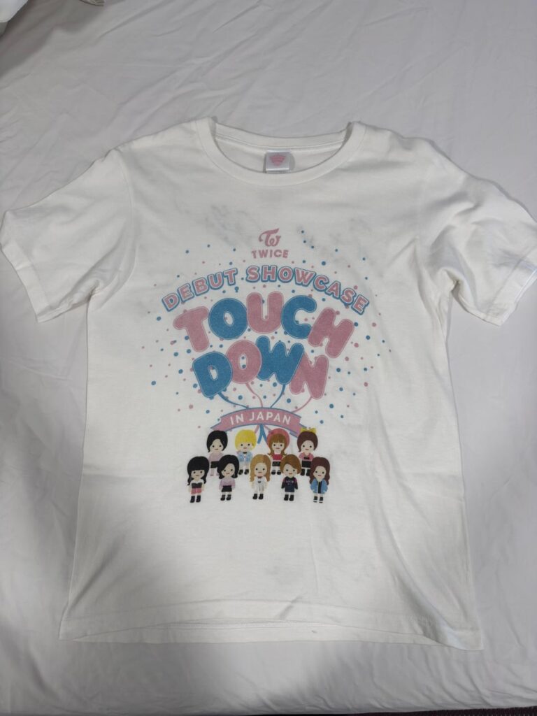 عثرت على تي شيرت عرض ترسيم "Touchdown in Japan" موقع من TWICE، كم يمكن أن تبلغ قيمته؟